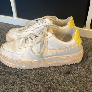Nike Wmns Air Force 1 PIXEL - Jätte fina skor, lite fläckar men ska försöka få bort dom.