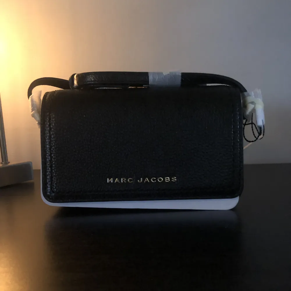 Säljer denna superfina Marc Jacobs väska. Är så användbar och passar till allt. Endast använd en gång så är i perfekt skick, ny pris ca 1800 kr (175$)🌟💗. Laukut & Käsilaukut.