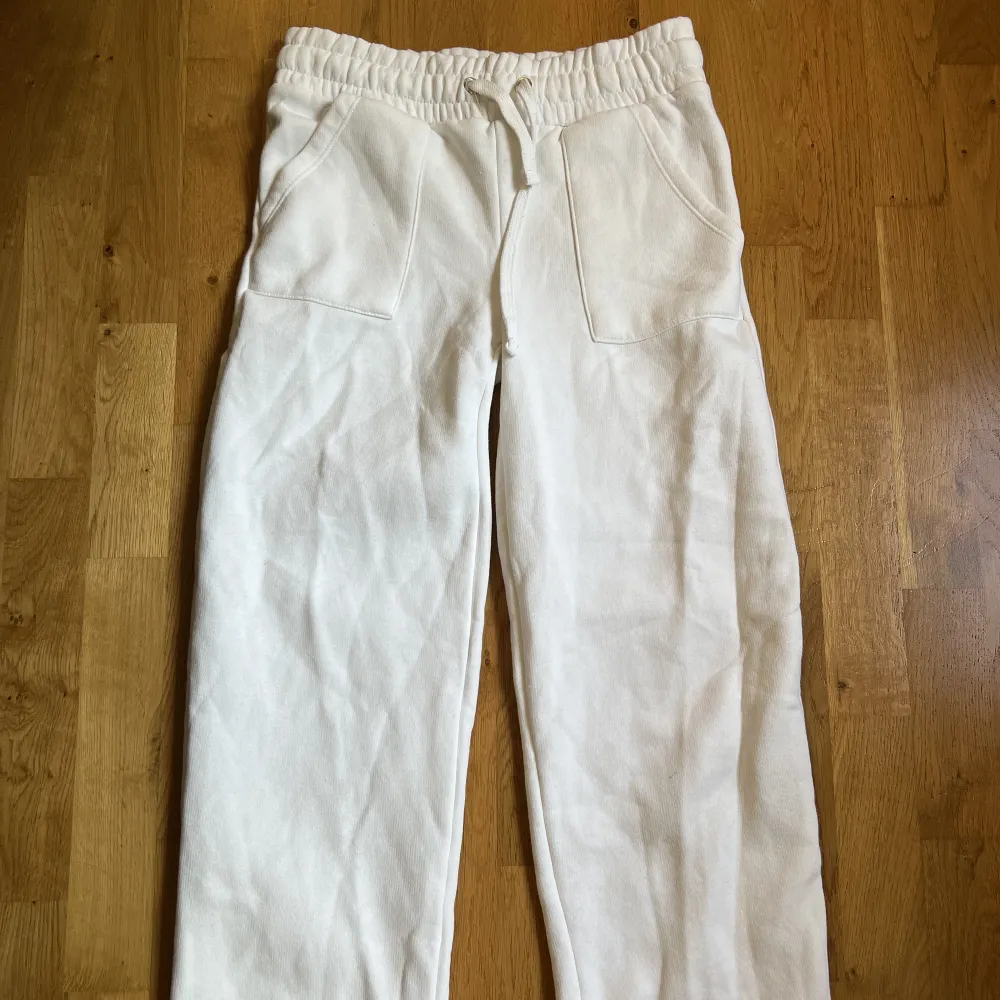 Vita low waist mjukis byxor från Lager 157 Endast testade Storlek S. Jeans & Byxor.