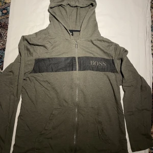hugo boss kofta - fräsch hugo boss kofta i mörk-/olivgrön färg. storlek l men kan även tänkas passa i xl. skriv vid intresse!!
