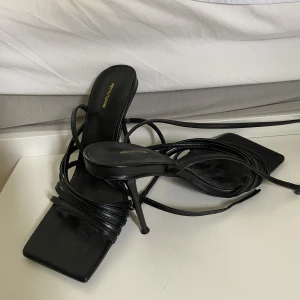 Klackar från PLT - Svarta strap klackar från PrettyLittleThing! 