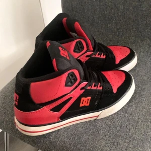 DC skor - Måste tyvärr sälja mina älskade DC skor då dom inte kommer till användning längre. Nästan aldrig använda och är i jättefint skick med inga defekter. Nypris 1000kr men säljer för 400