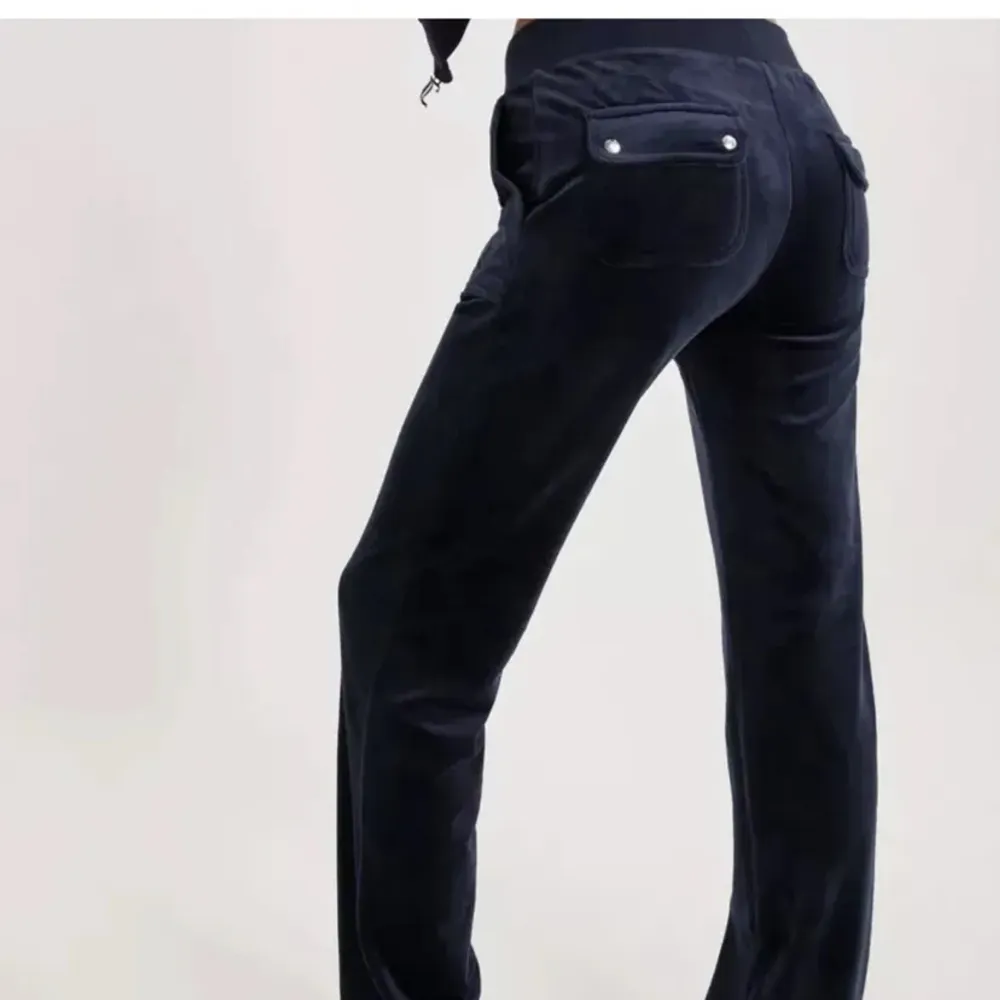 mörkblå juicy byxor köptes för ungefär två månader säljer För att dom inte har kommit till användning. Dom sitter som xxs. Skriv för fler bilder❤️. Jeans & Byxor.