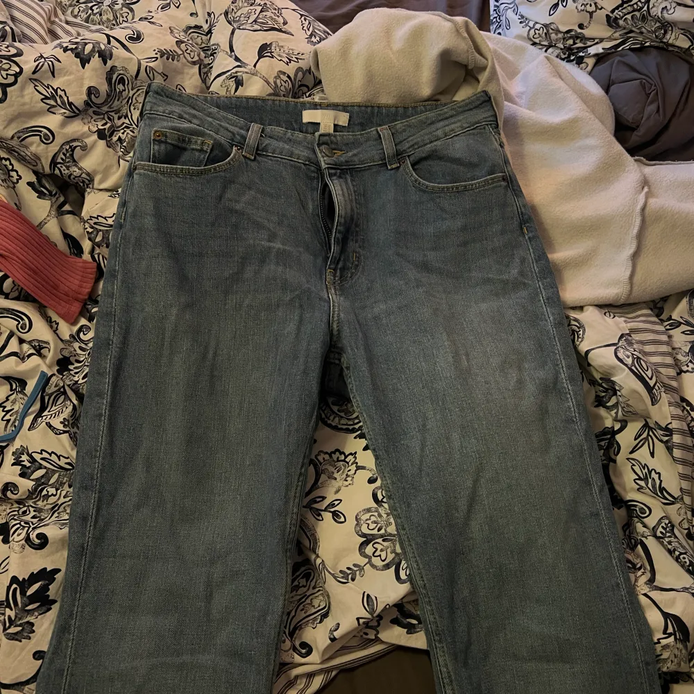 Högmidjade jeans som jag använt 1 gång. De är Bootcut jeans. . Farkut & Housut.