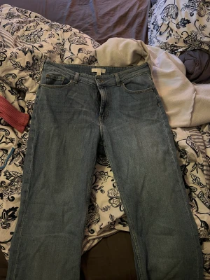Högmidjade jeans - Högmidjade jeans som jag använt 1 gång. De är Bootcut jeans. 