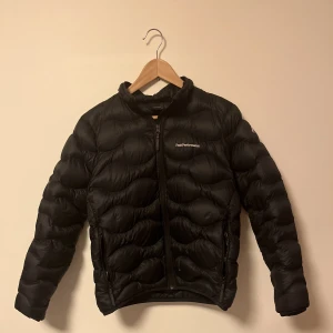 Peak Performance jacka - Köpte denna jacka i Stadium förra hösten för 1599kr. Säljes för att jag har växt ut den. Andledningen till det billiga priset är pga av att den har ungefär 3 små ihopsydda hål men dem är svåra att märka, Kontakta ifall du vill se.