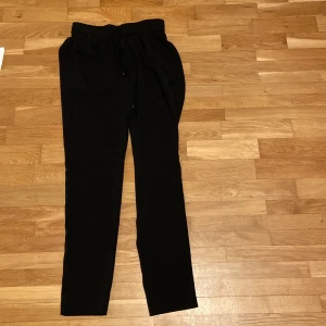 Svarta byxor  - Jätte skönt material och jätte fina. Använd 1 gång