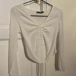 Vit topp  - Vitt topp med snörning från Boohoo. Fint skick 
