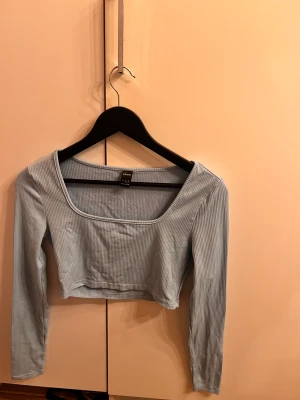 Croppad långärmad - Croppad långärmad top från Shein, aldrig använd. Storlek L men skulle nog även kunna passa en i storlek M