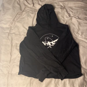 Långärmad luvtröja Nasa - Långärmad luvtröja med Nasa tryck, svart och vit, har tyvärr ett hål i ena ärmen men går säkert att sy ihop 