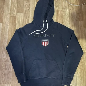Gant hoodie - Mörkblå gant Hoodie skick 10/10