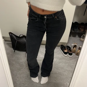 Bootcut Jeans - Säljer dessa mörkgråa bootcut jensen från Gina som tyvärr blivit för små för mig :(