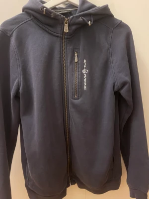 Sail racing - Säljer denna blåa kofta köpt på kids brandstore och är i storlek 170