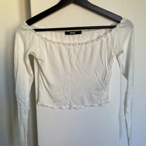 Vit off shoulder långärmad - Använd en gång. Off shoulder.