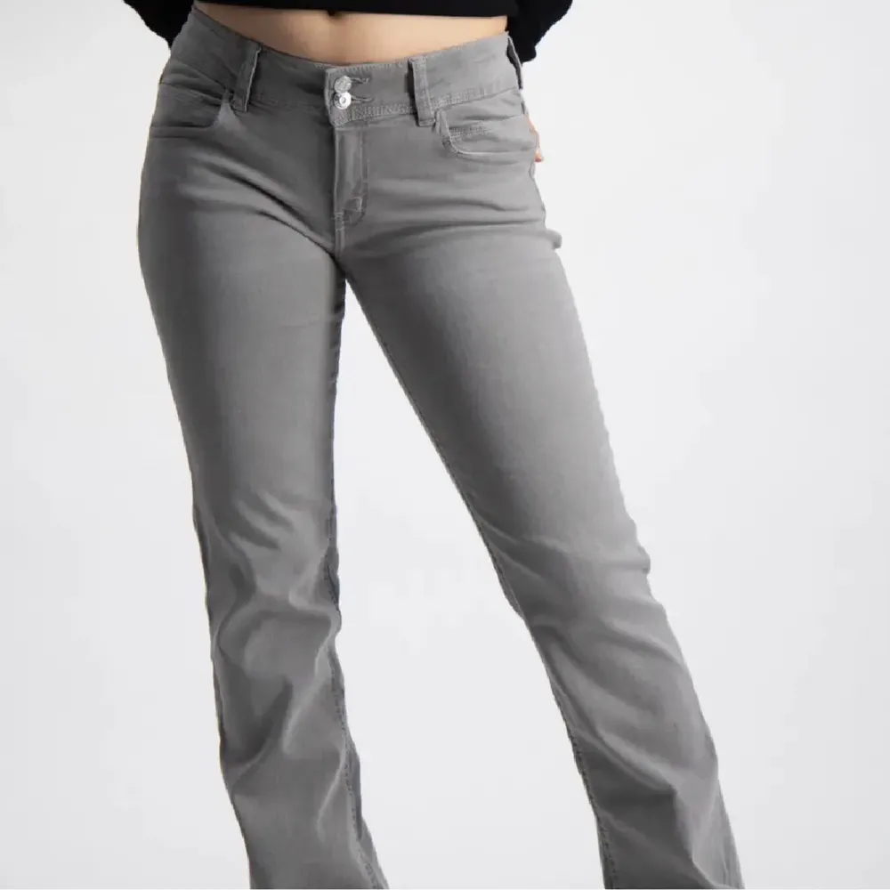 Ett par grå low waist jeans ifårn Gina tricot, använda ett par gånger men inga synliga skador alls, kontakta vid intresse och fler bilder ✨. Jeans & Byxor.