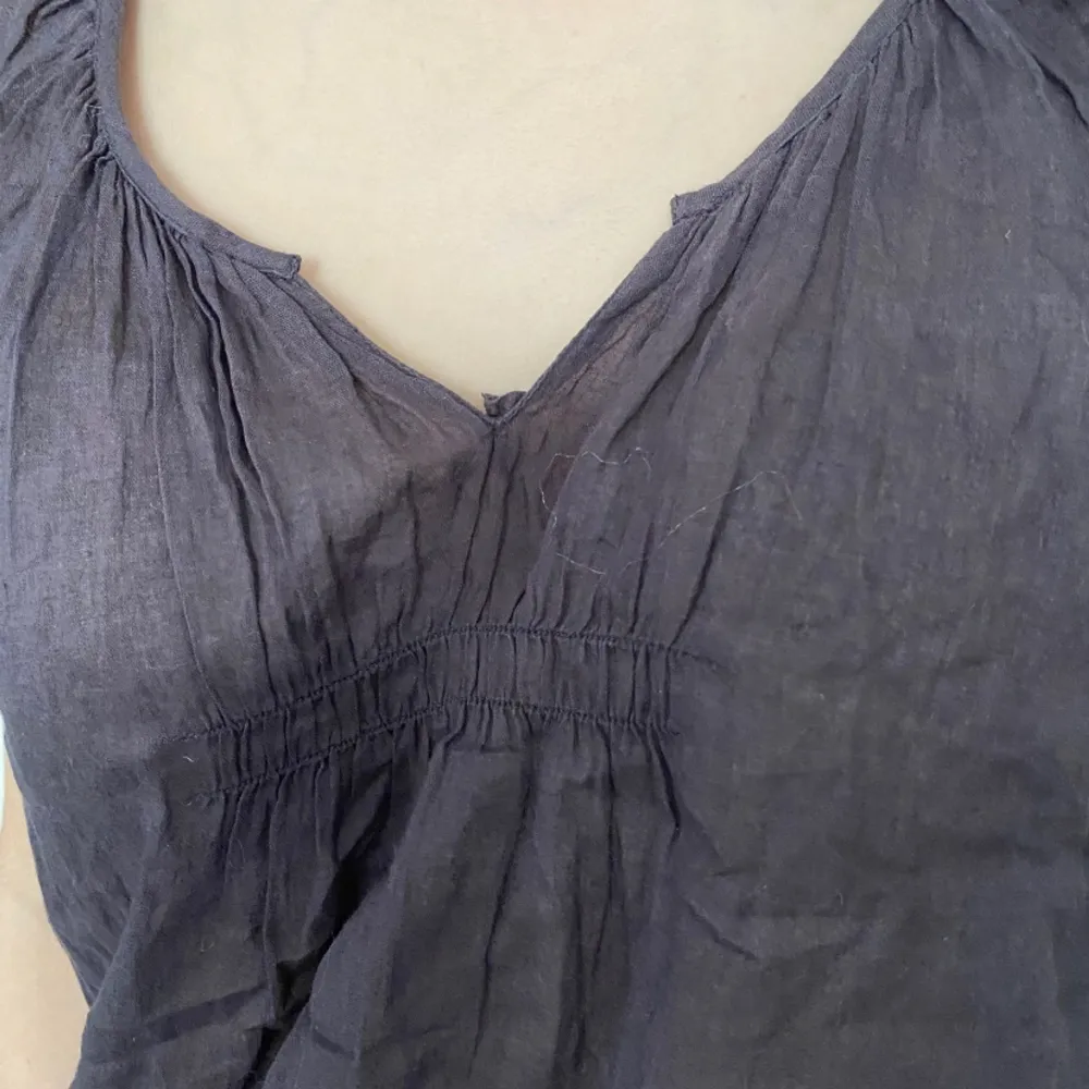 Ett grått tunnt linne från Hunky Dory Stl XS. Knappt använt.   Drakslinga med snöre över höften.   . T-shirts.