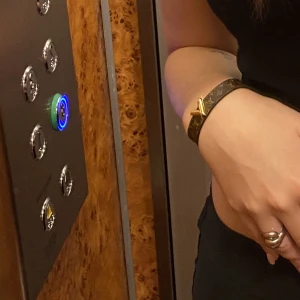 Louis Vuitton armband - Kollar intresse! Skriv vad du kan tänkas betala om du är intresserad Vill :) Äkta såklart. Nypris 3000kr. Kvitto finns. Vill bara bli av med det så om du kan köpa så fort som möjligt kan jag gå ner i pris. 