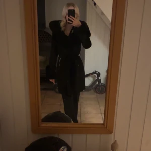 Giorgia Fashion - Giorgia Fashion kappa med päls som är som ny knappt använd då jag har haft andra jag använt med köpt för 1400.
