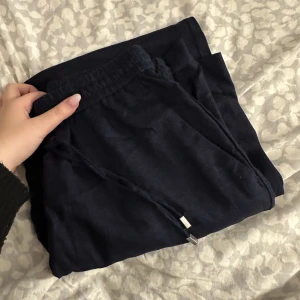 Linnebyxor  - Lite tjockare linnebyxor från Zara i en marinblå färg. Endast använda en gång 