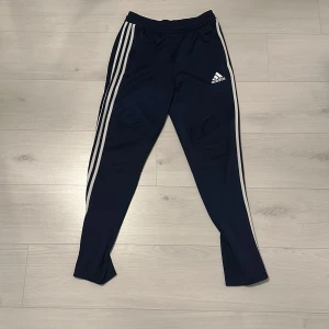 Adidas byxa  - Är som ny 