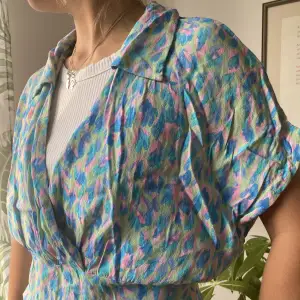 Superfin blus med skjortkrage och fint mönster i blålila🩵💙💜