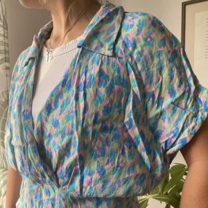 Omlottblus - Superfin blus med skjortkrage och fint mönster i blålila🩵💙💜