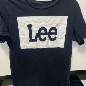 en äkta Lee tröja köpt i london för något år sen! den har varit en av mina absoluta favoriter men sparsamt använd! skulle säga att den passar en M 