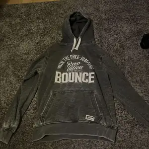 Bounce-hoodie. Köpte på dåvarande bounce (nu heter det jump) för några år sedan. Väldigt använd och man ser att det är tvättad och använd. Väldigt skön och är perfekt som en träningshoodie. 