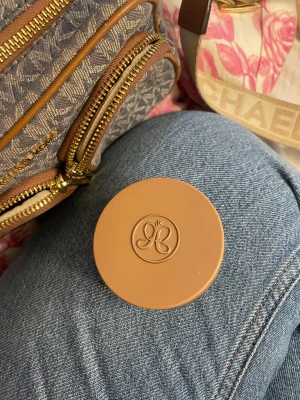 Anastasia bronzer  - Använt en gång, lite för mörk för mig, köpte den 15 september för lite mer än 500kr där med priset för 320kr( kom med bud) för den är för mörk, frakt betalar köparen eller kan mötas inom Göteborg och Lerum