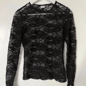 Spets topp - Lägger ut igen pga oseriös köpare. Nyskick, endast testad. Skriv privat för frågor eller fler bilder💗Priset som står är det lägsta. OBS! Lägg inte bud om du inte kan betala!!!!!