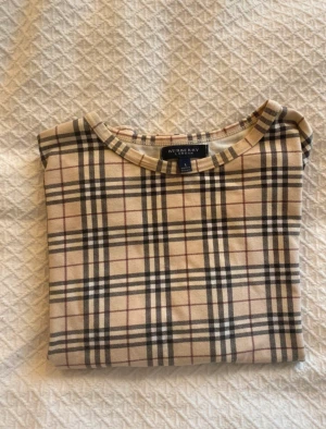 Burberry Top - Storlek L men liten till storleken! Mer som S eller M! 90% bomull 