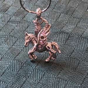 Halsband  - Vackert halsband med Pegasus  En rosa rhinestones fattas 