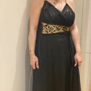 Grön festklänning💚 - Super fin festklänning från dubai köpt för 2800 säljer för 1000 eftersom jag har använt den två gånger🤍