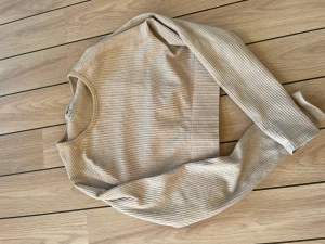 Gymtröja från AIMN - Beige gymtröja från AIMN, använd fåtal gånger. Nypris: 399kr! Köpare står för frakt!