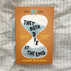 They Both Die At The End av Adam Silvera Bästsäljare❤️‍🔥 Använd men inget skrivet i boken! Engelska