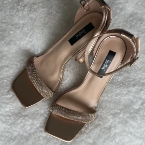 Klackskor - Klackskor i roséguld från Kreta. Oanvända pga för stora. Märke är Vera Blum. Köptes för 800kr. Säljer för 500kr inklusive frakt. Pris kan diskuteras 