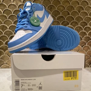 Jordan 1 low UNC - Säljer mina helt oanvända Jordan 1 UNC (W) i storlek US: 7,5 EU: 38 Box och tag följer även med. Vanligt pris: 4500 Mitt pris: 2800