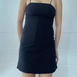 Svart klänning  - Klänning med sömmar från bikbok. Välanvänd men ändå bra skick, den är dock lite fransig i kanten längst ner (bild 3). ❤️‍🔥