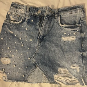 Jeans kjol  - En kjol från zara som knappt har använts💕