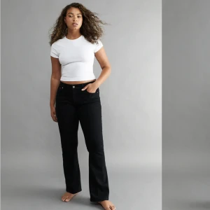 Full length flare jeans - Säljer dessa Jeans från ginatricot, ingen petite modell. Använda en gång, säljer för dom töjde ut sig väldigt mycket. Passar en 36a. 💕