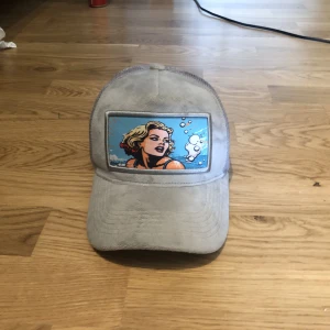 Revenite keps grå - Den är i bra skick typ oanvänd  Storlek one size Pris kan diskuteras  Limited edition 