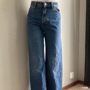 Monki Yoko Jeans Mörkblå - Har används ett bra antal gånger, priset blir därför 150kr.  (400kr var original priset) Säljs för att dem tydligt blivit alldeles för små och tajta (jag är 164 cm för jämförelse)