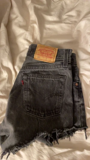 Levis shorts  - Levis shorts i bra skick, sitter mid waist /Low waist☺️☺️