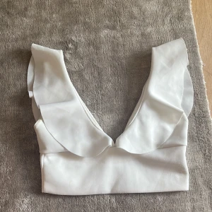 sommar topp - jättesöt topp till sommaren från nelly, använd få gånger. står ingen storlek men sitter som en s. köparen står för frakt👌