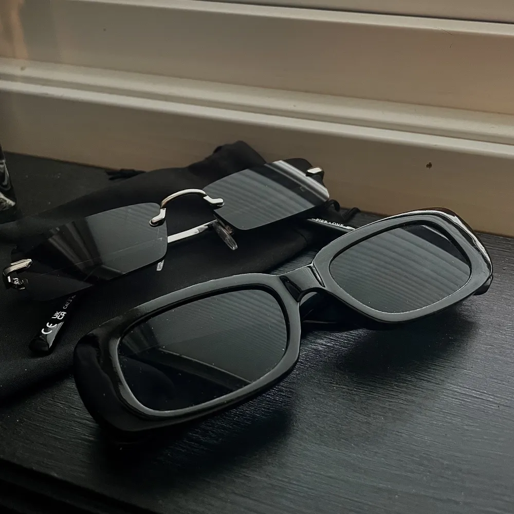 Två st solglasögon inkl påse till pier one glasögonen, nedersta är från Gina, säljer allt för 100kr. Accessoarer.