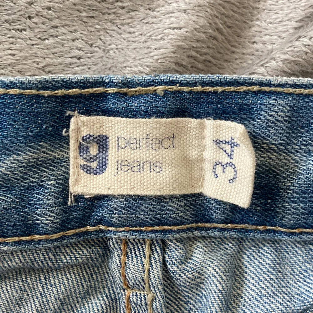 Blå jeansshorts köpta på ginatricot i storleken 34!🩵. Shorts.