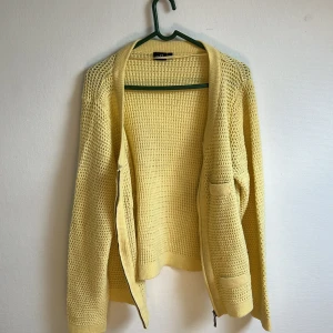 Gul kofta - Stickad gul kofta från isolde i storlek XXL (känns som M), sparsamt använd! Kan postas eller mötas upp😊