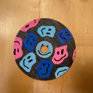 Handmålad cd-skiva som är perfekt som dekor på väggen💗💗