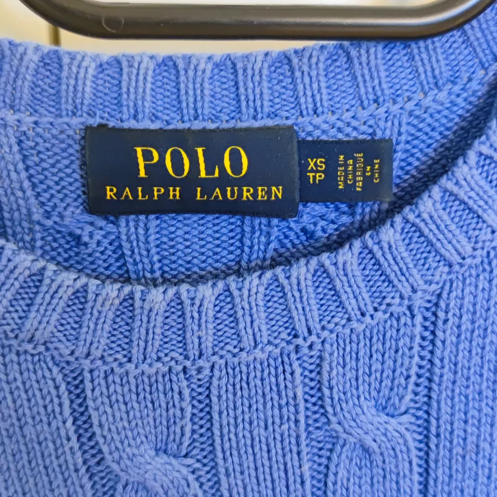Hej Hjälper min partner att sälja sin Stickade tröja från Ralph Lauren i storlek XS.  Bra skick. Fin blå färg. Självklart ren och fin. Den köptes för ca 1700kr.  Hoppas den kommer till bra användning.     Finns i Sundbyberg . Stickat.