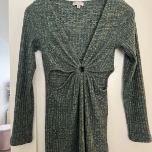 Klänning  - En grön lång ärmad klänning i bra skick 